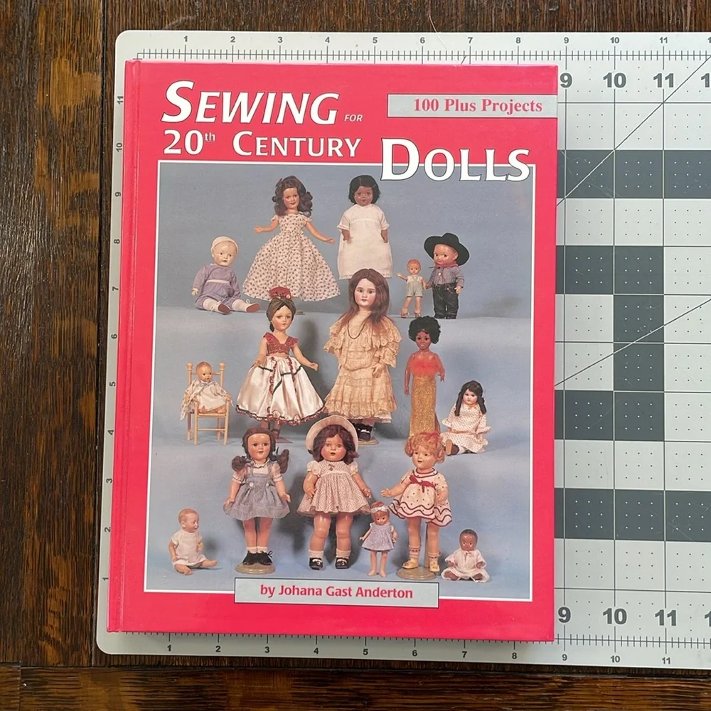 Sewing 20th Century Dolls (clothes), 100 plus projects / Johana Gast Anderton